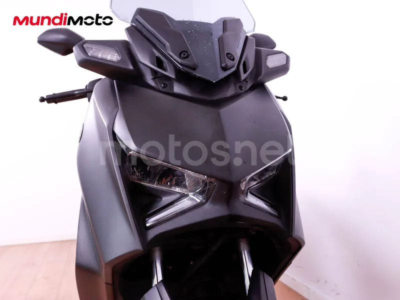 Yamaha XMAX 300 - Vista 5
