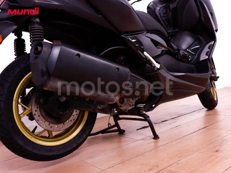 Yamaha TMAX - Vista 4