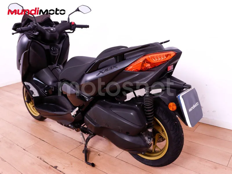 Yamaha TMAX - Vista 8