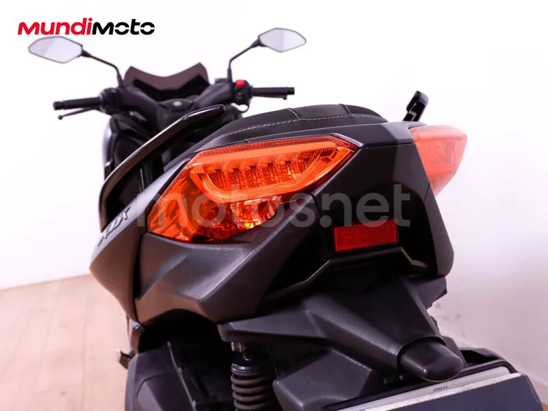 Yamaha TMAX - Vista 9