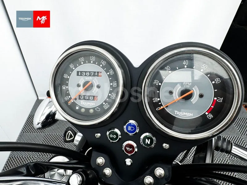 Triumph Bonneville T100 - Vista 9