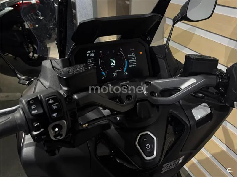 Yamaha TMAX - Vista 6