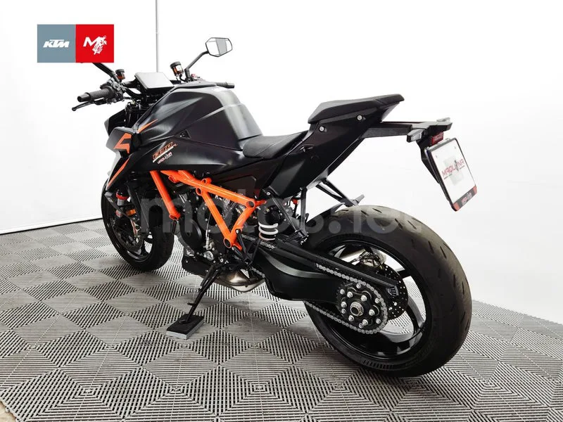 KTM 1390 Super Duke R - Vista 18