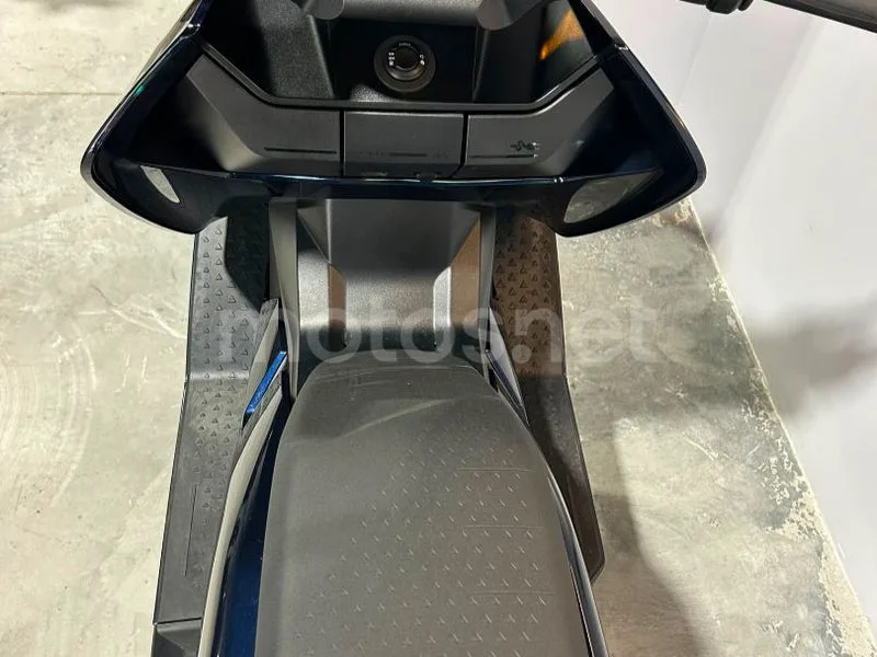 BMW CE 04 - Vista 7