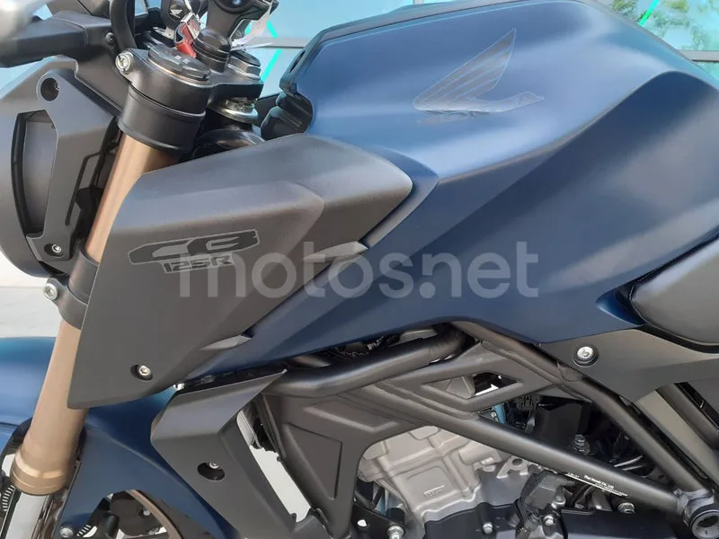 Honda CB125R - Vista 10