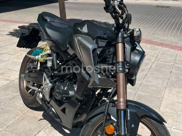 Honda CB125R - Vista 5