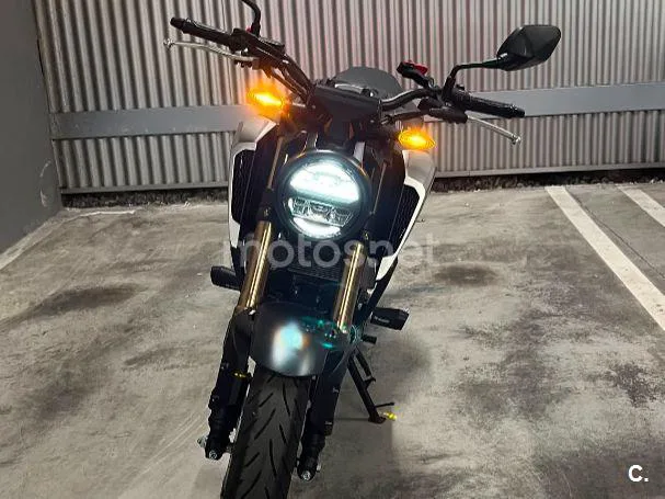 Honda CB125R - Vista 8