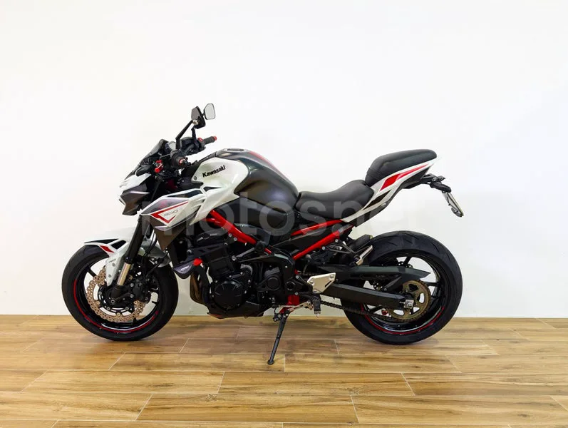 Kawasaki Z900 - Vista 5