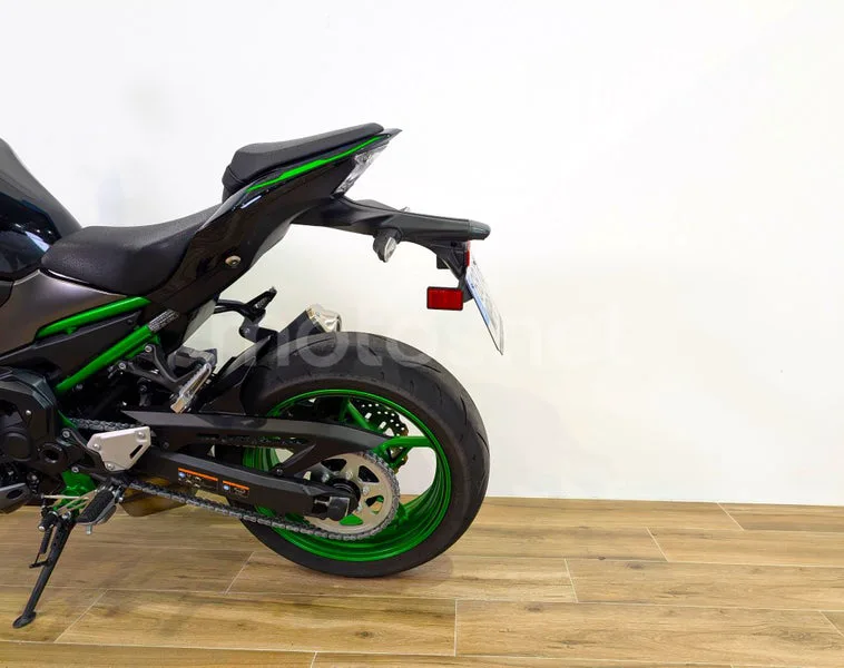 Kawasaki Z900 - Vista 11