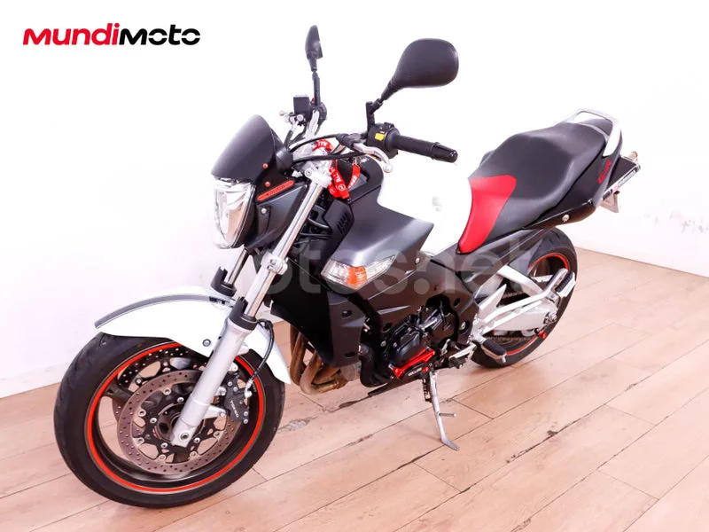 Suzuki GSR600 - Vista 7