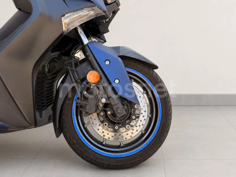 Yamaha XMAX 400 - Vista 4