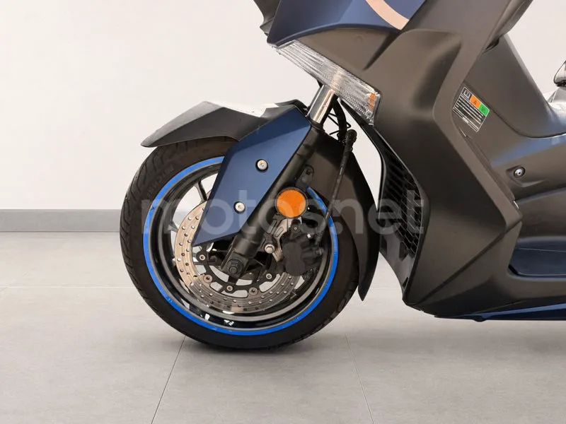 Yamaha XMAX 400 - Vista 9