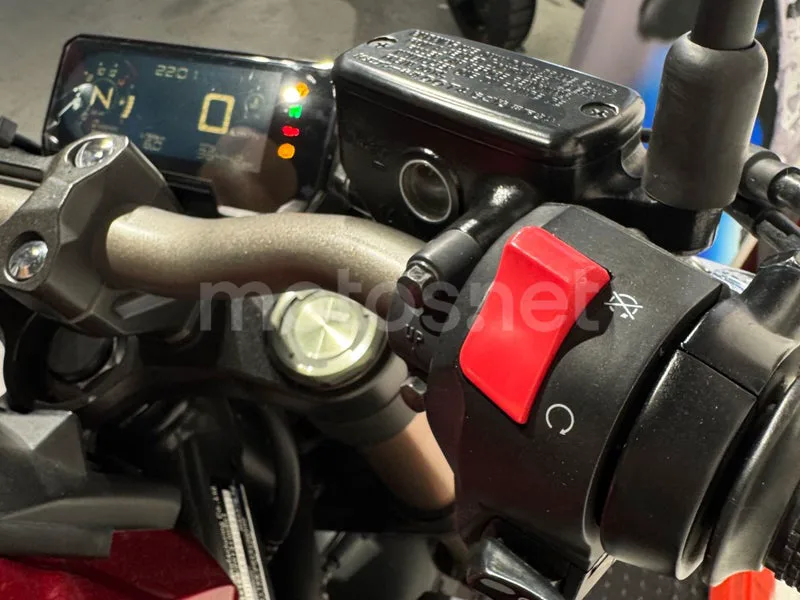Honda CB650R - Vista 15