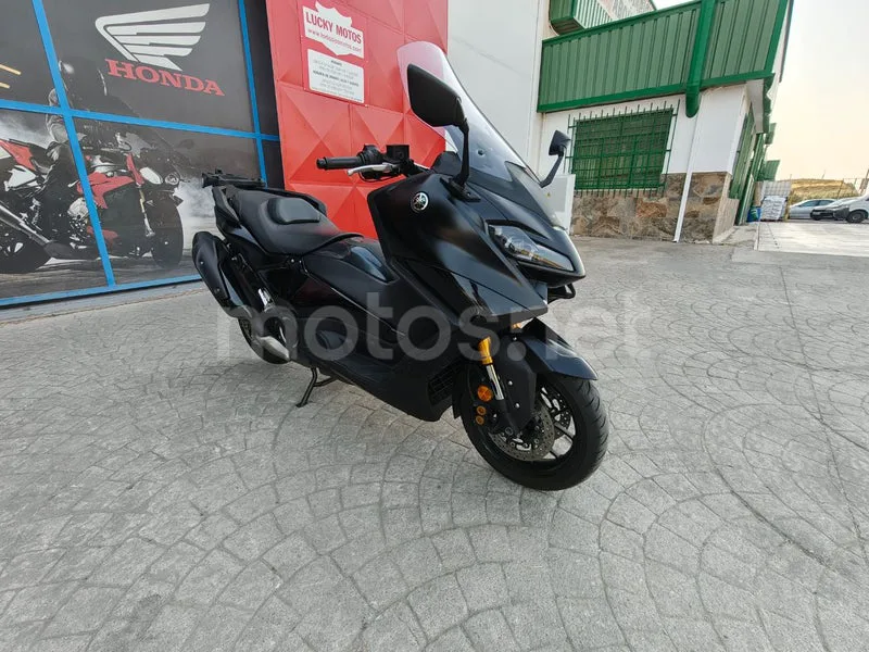 Yamaha TMAX - Vista 11