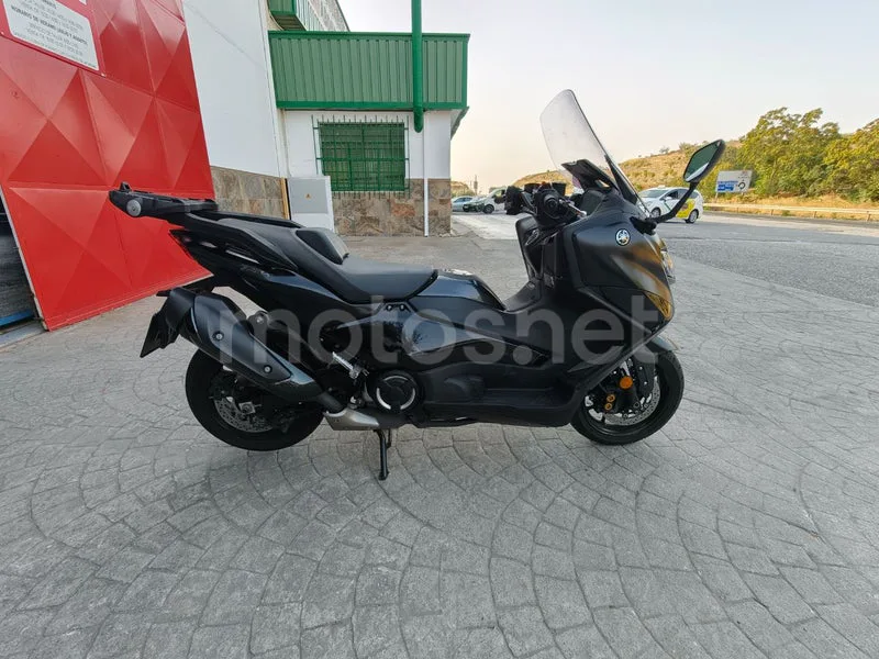 Yamaha TMAX - Vista 12