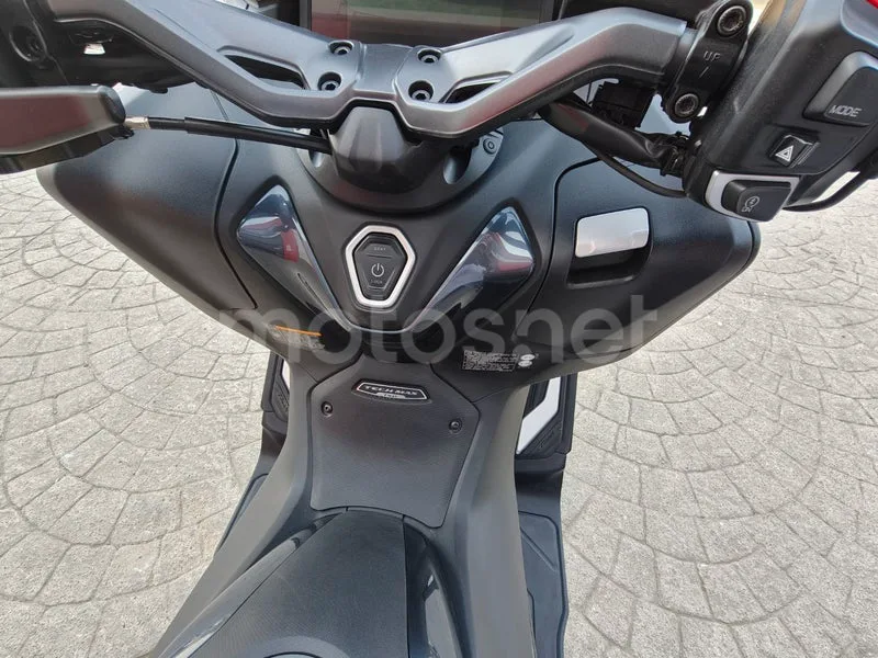 Yamaha TMAX - Vista 13