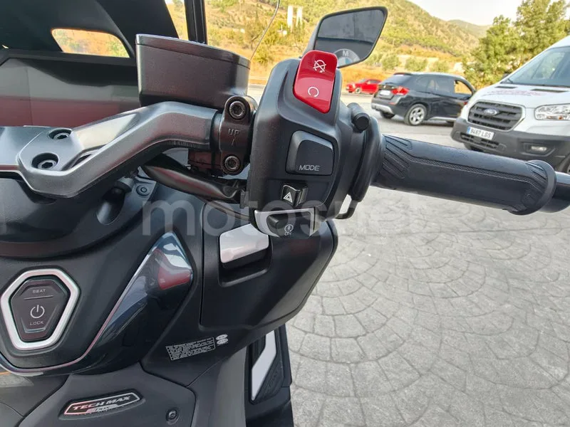 Yamaha TMAX - Vista 14