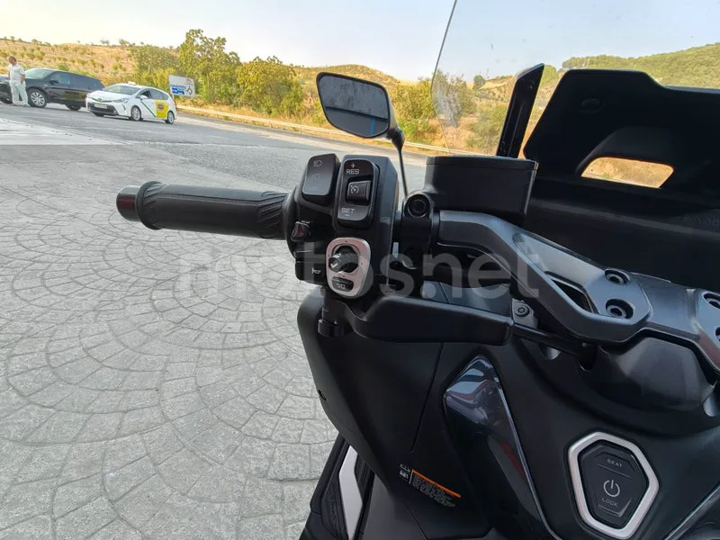 Yamaha TMAX - Vista 15