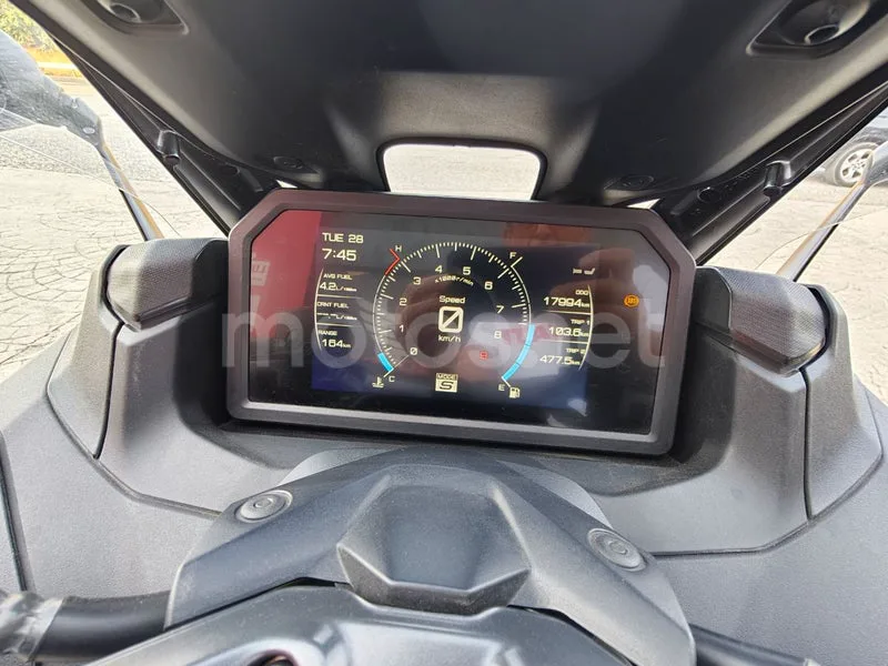 Yamaha TMAX - Vista 16