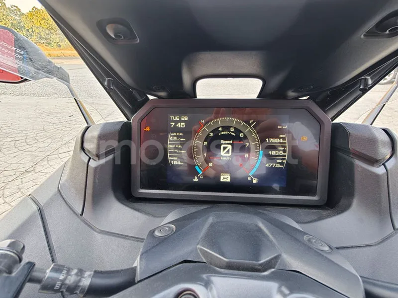 Yamaha TMAX - Vista 17