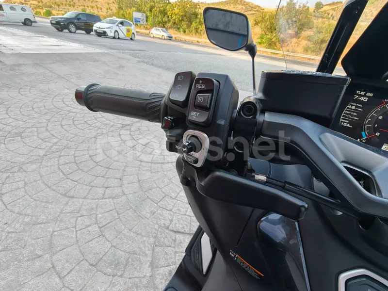 Yamaha TMAX - Vista 18