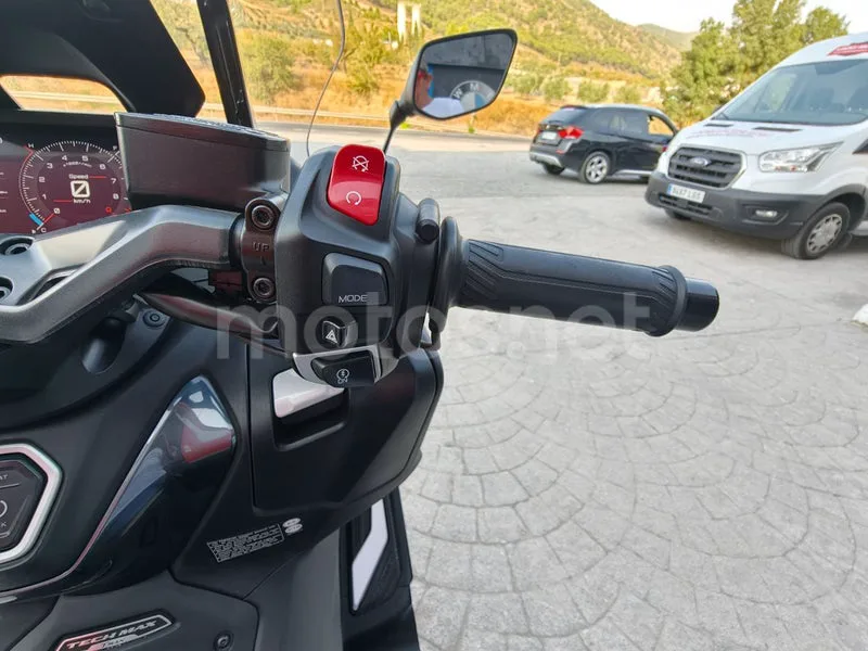 Yamaha TMAX - Vista 19