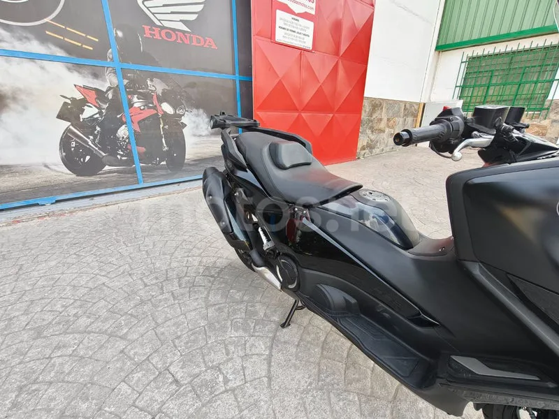 Yamaha TMAX - Vista 21