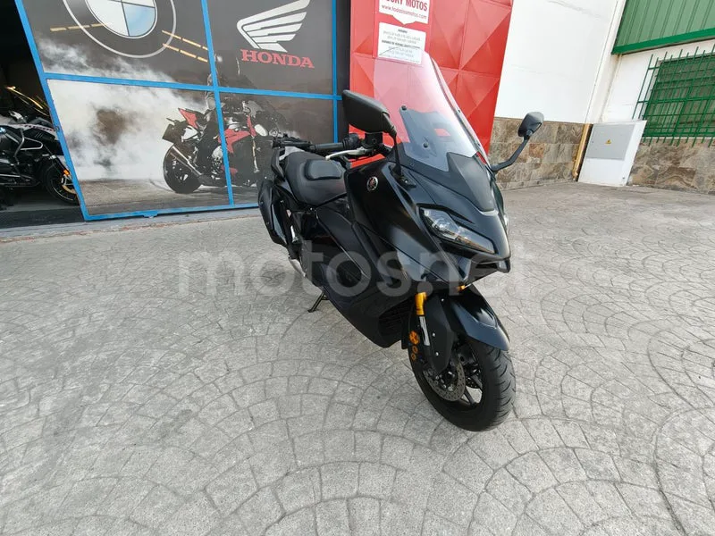 Yamaha TMAX - Vista 22