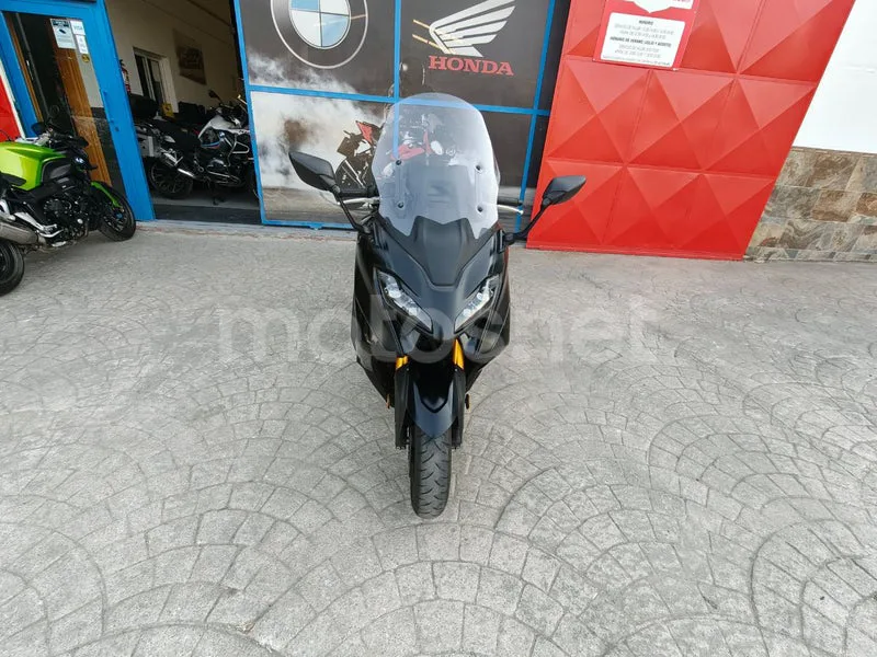 Yamaha TMAX - Vista 23