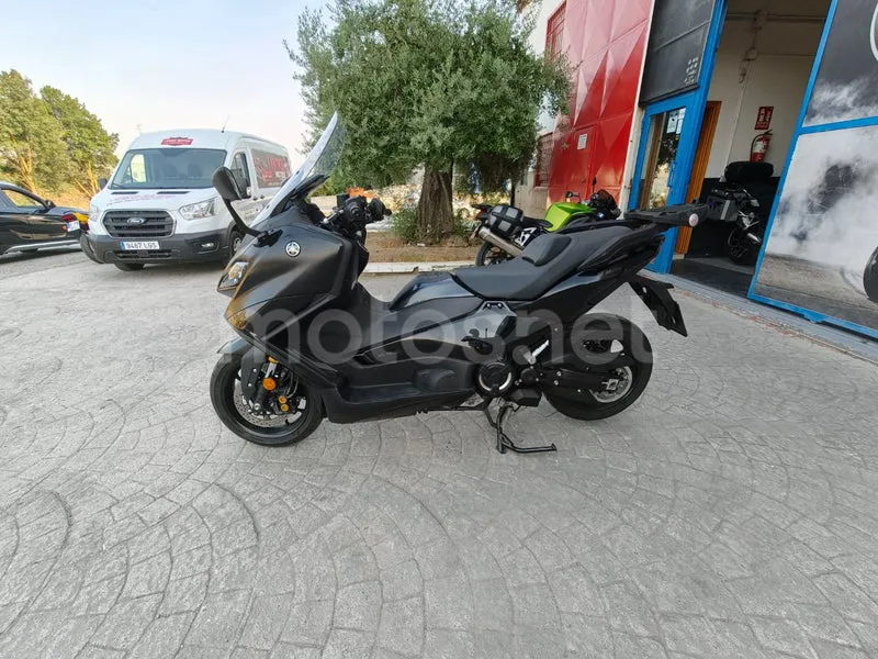 Yamaha TMAX - Vista 4