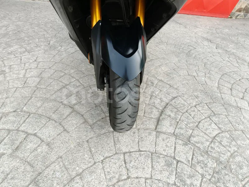 Yamaha TMAX - Vista 8
