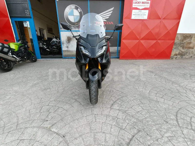 Yamaha TMAX - Vista 9