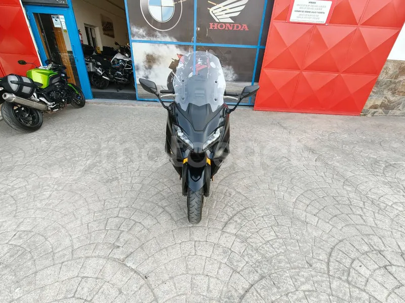 Yamaha TMAX - Vista 10