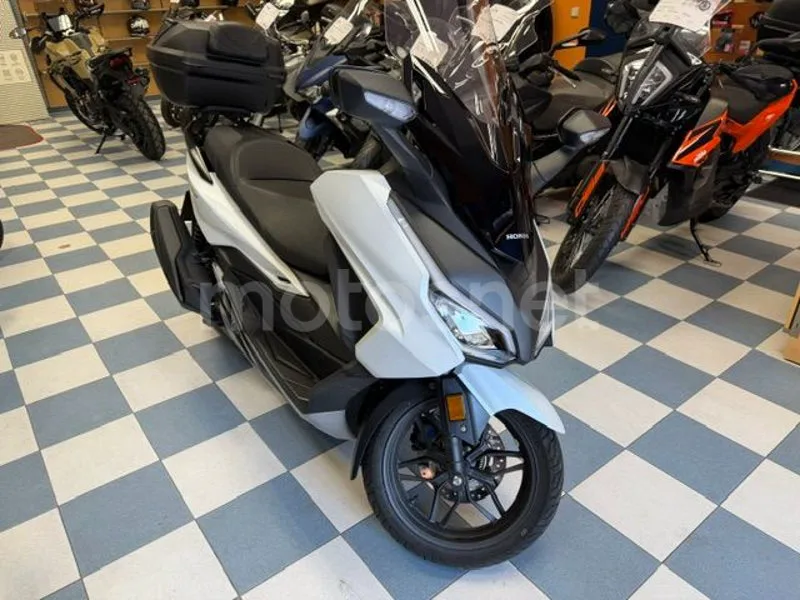 Honda Forza 350 - Vista 3