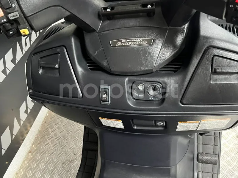 Suzuki Burgman 650 Executive - Vista 8