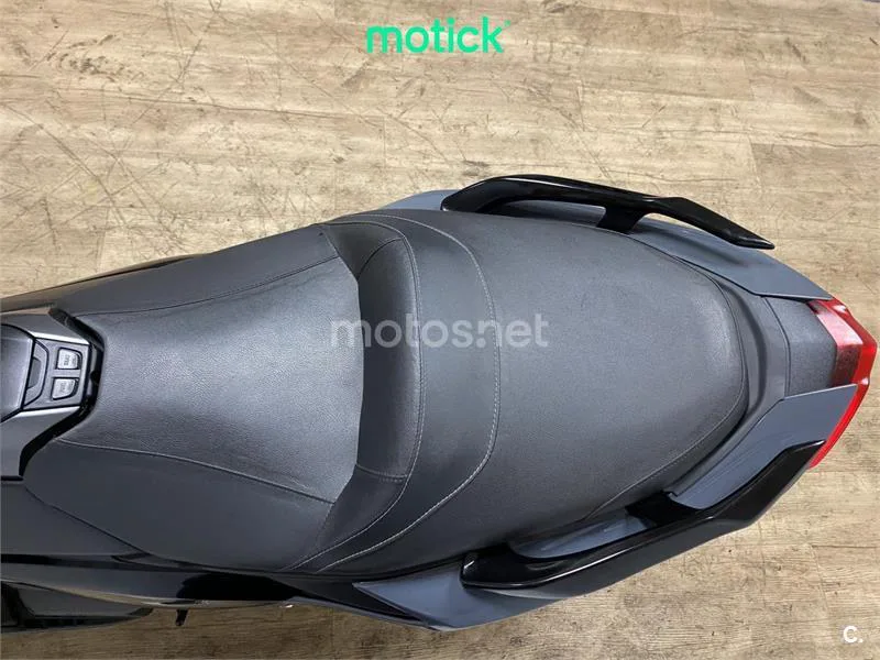 Yamaha TMAX 560 - Vista 6