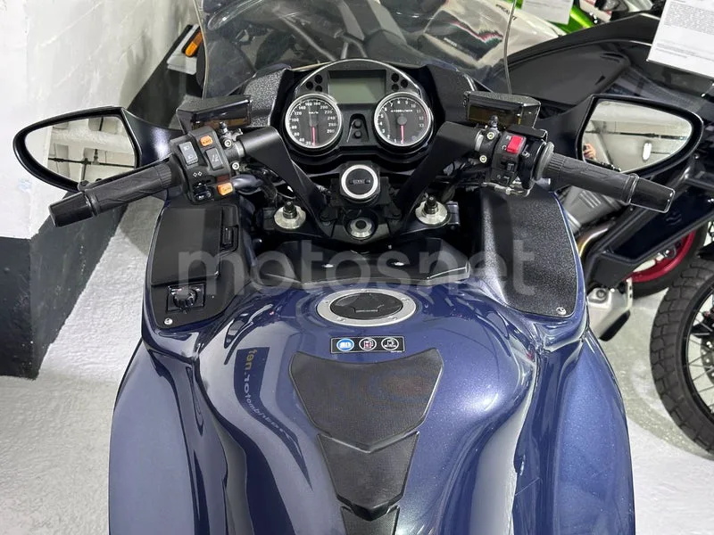Kawasaki 1400GTR - Vista 14