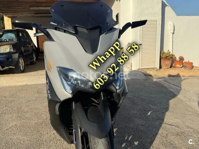 Yamaha TMAX - Vista 5