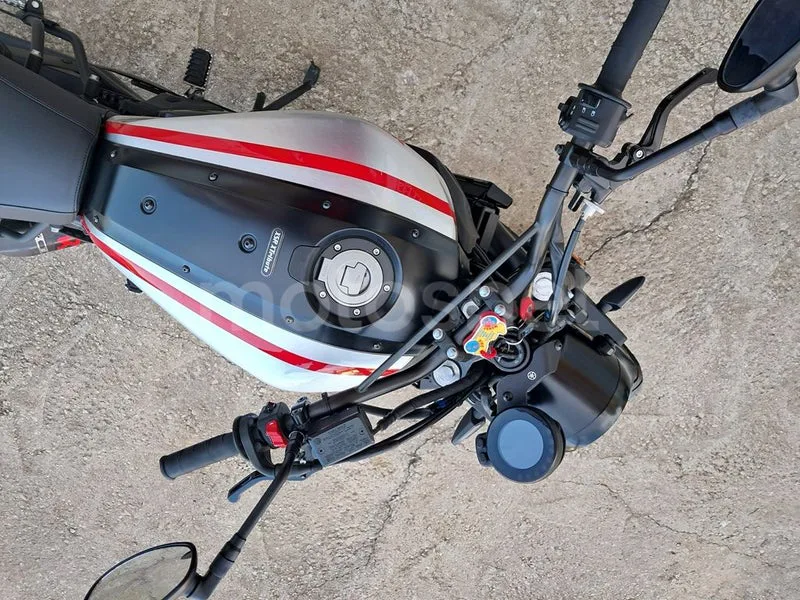 Yamaha XSR700 - Vista 9