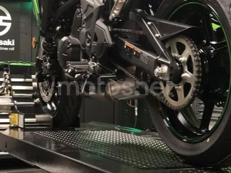 Kawasaki Z900 - Vista 31