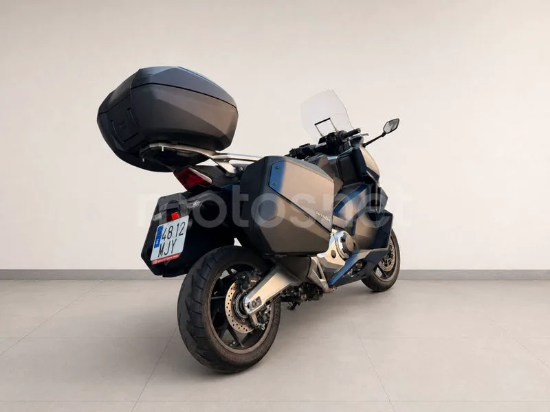 Honda Forza 750 - Vista 16