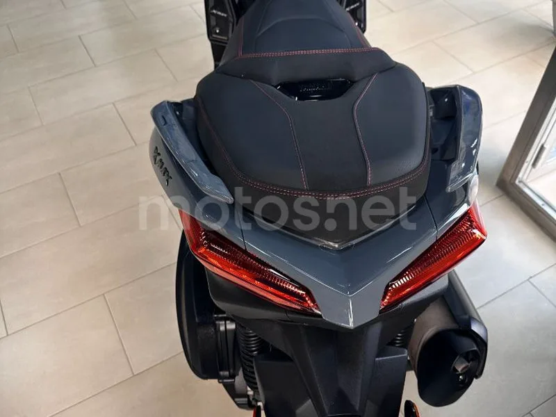 Yamaha XMAX 300 - Vista 4
