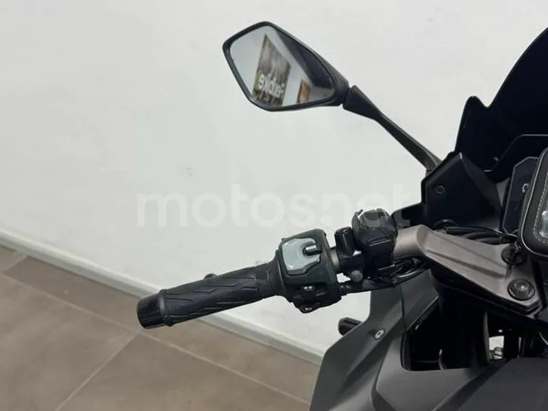 Suzuki GSX-8R - Vista 11