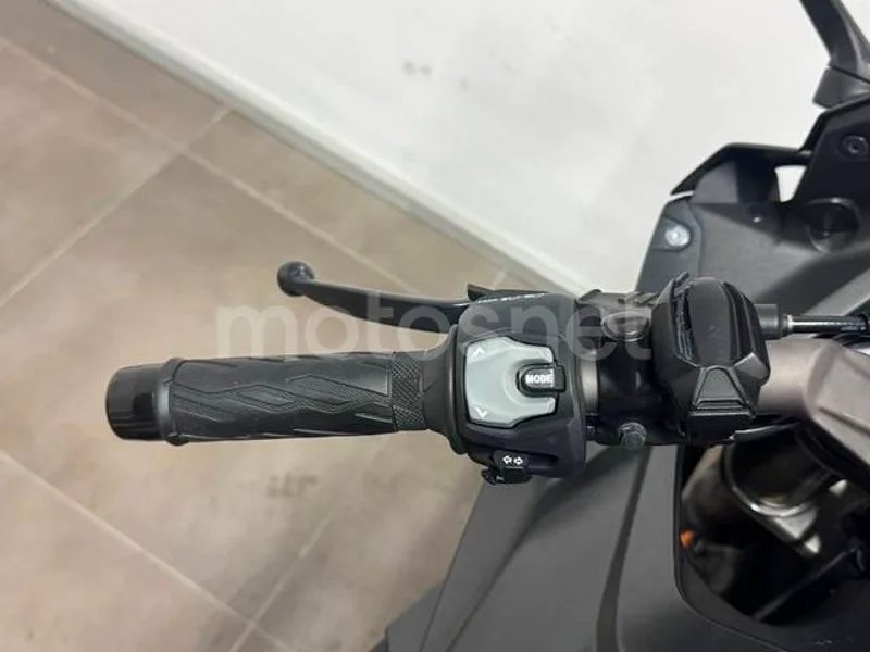 Suzuki GSX-8R - Vista 12