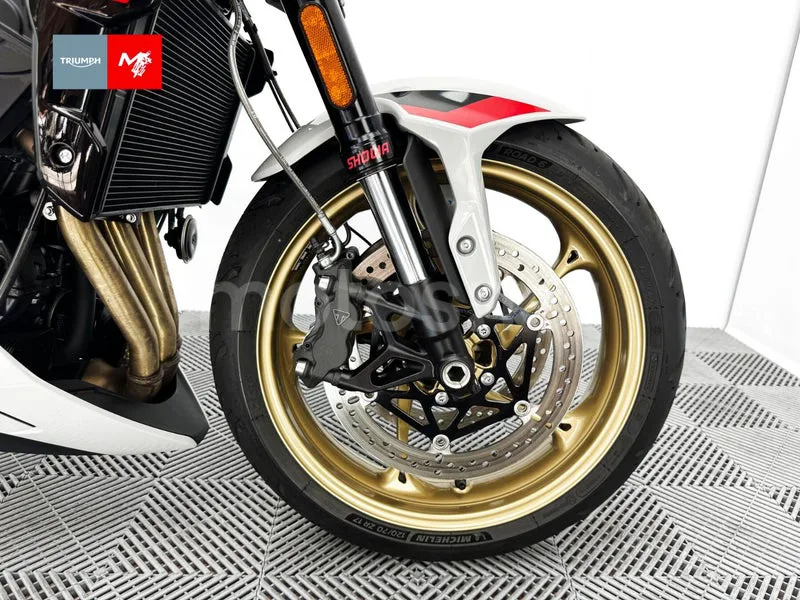Triumph Trident 800 - Vista 12