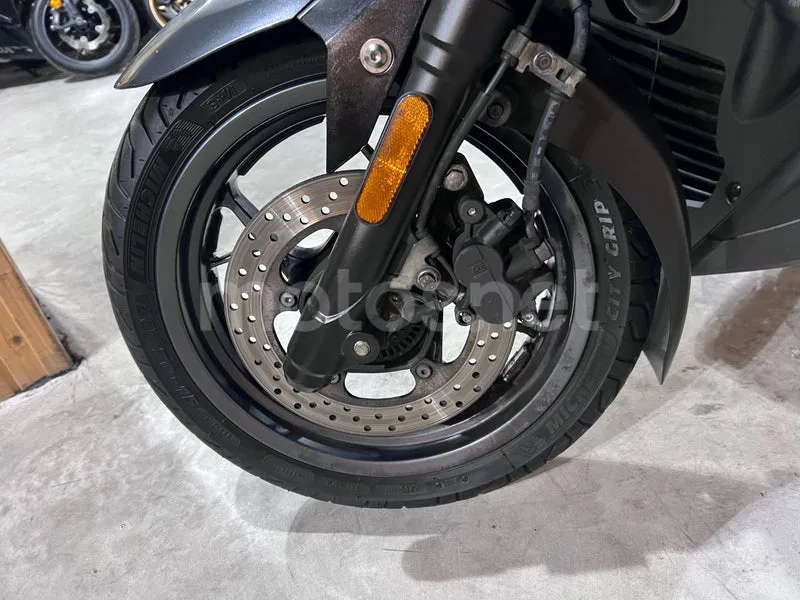 Yamaha XMAX 125 - Vista 11
