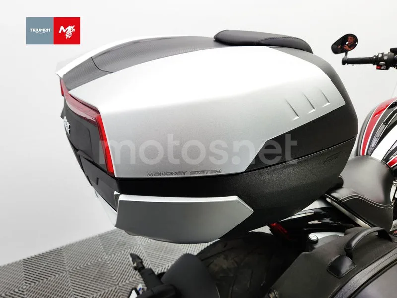 Triumph Rocket 3 - Vista 15