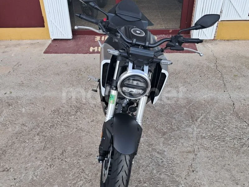 Honda CB125R - Vista 4