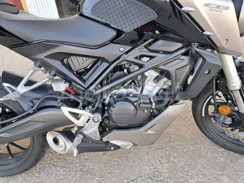 Honda CB125R - Vista 8