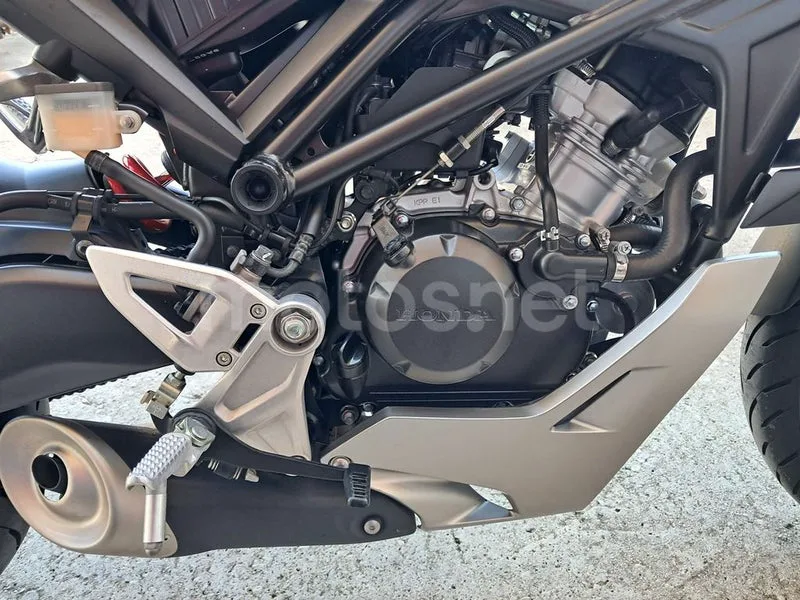 Honda CB125R - Vista 9